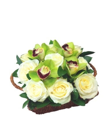 Cestino di rose e  orchidee