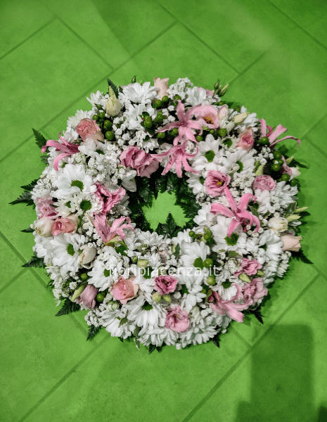 Coroncina di fiori assortiti.