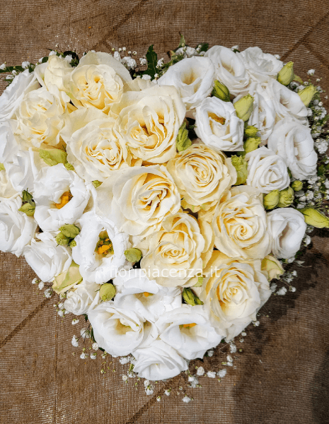 Cuore di rose bianche