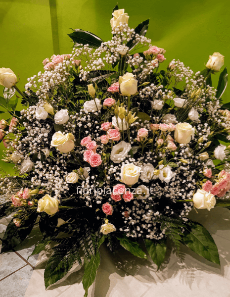 Composizione mista di fiori recisi