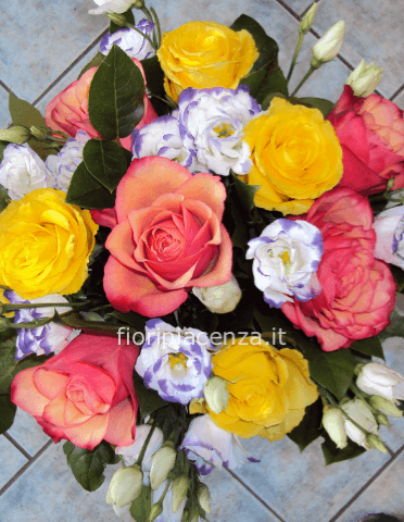 Bouquet assortito di fiori freschi colorati.