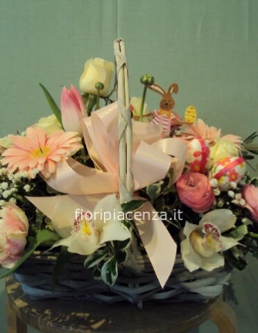 Cestino con fiori assortiti
