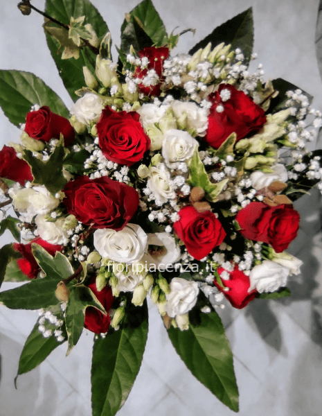 Bouquet di rose e fiori bianchi