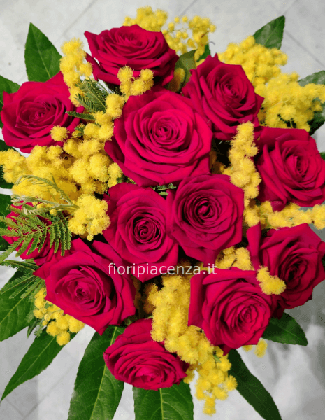 Bouquet di rose rosse e mimosa