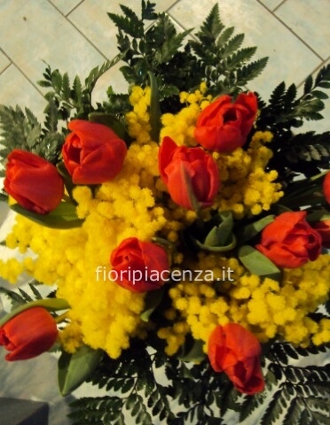 Bouquet di tulipani e mimosa