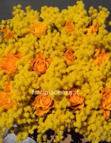 Bouquet di roselline e mimosa