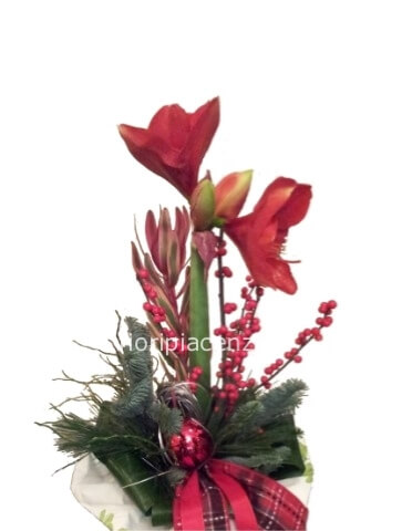 Mazzo natalizio con fiori,verdi  e bacche.