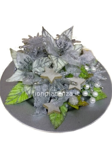 Centrotavola natalizio artificiale tendenza color argento, con fiori e foglie .